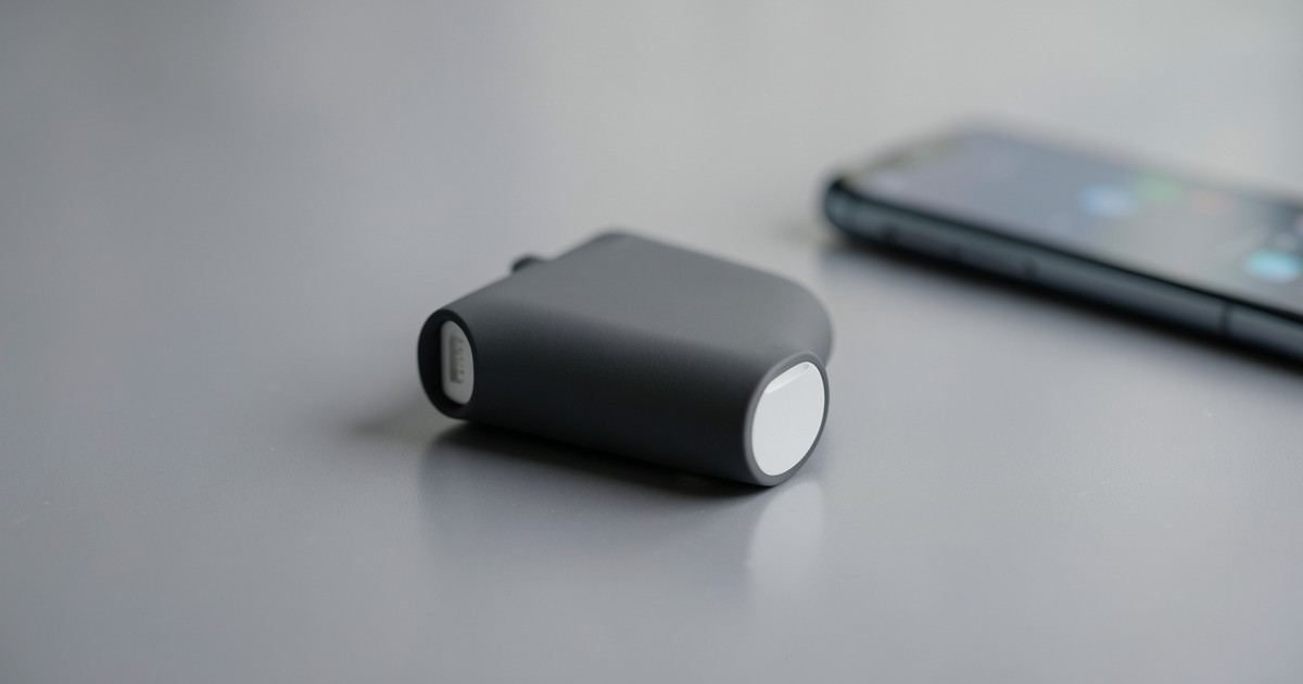 洗練された質感のモバイルバッテリーが、スマートフォンと共に置かれている様子