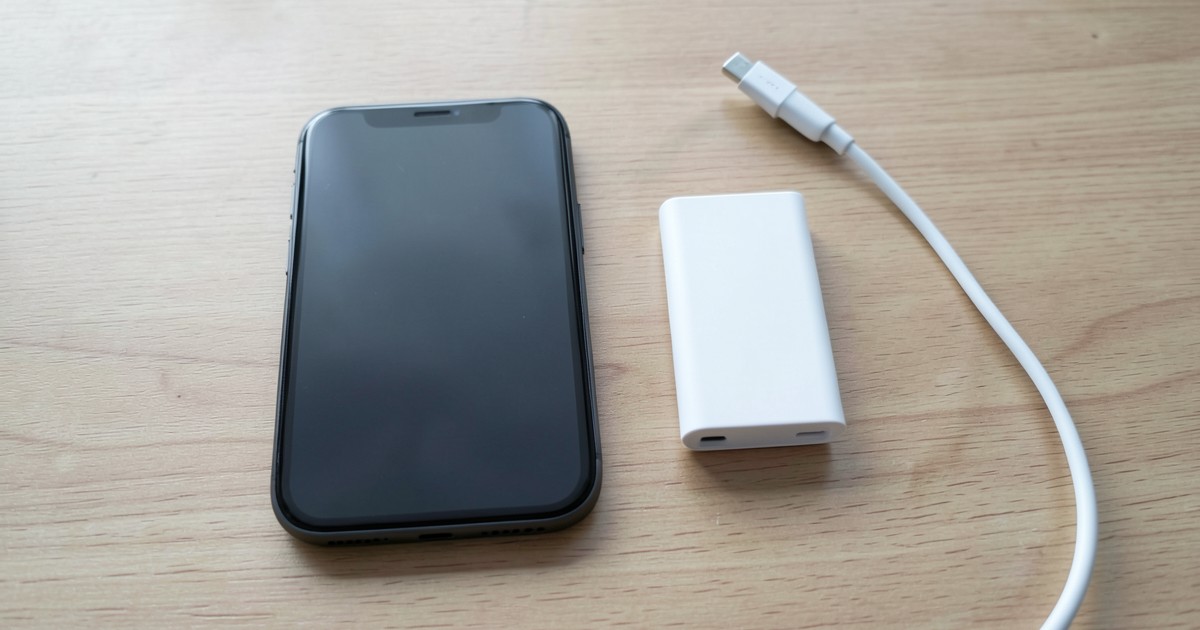 スマートフォンと軽量なモバイルバッテリーが置かれたシンプルな風景。